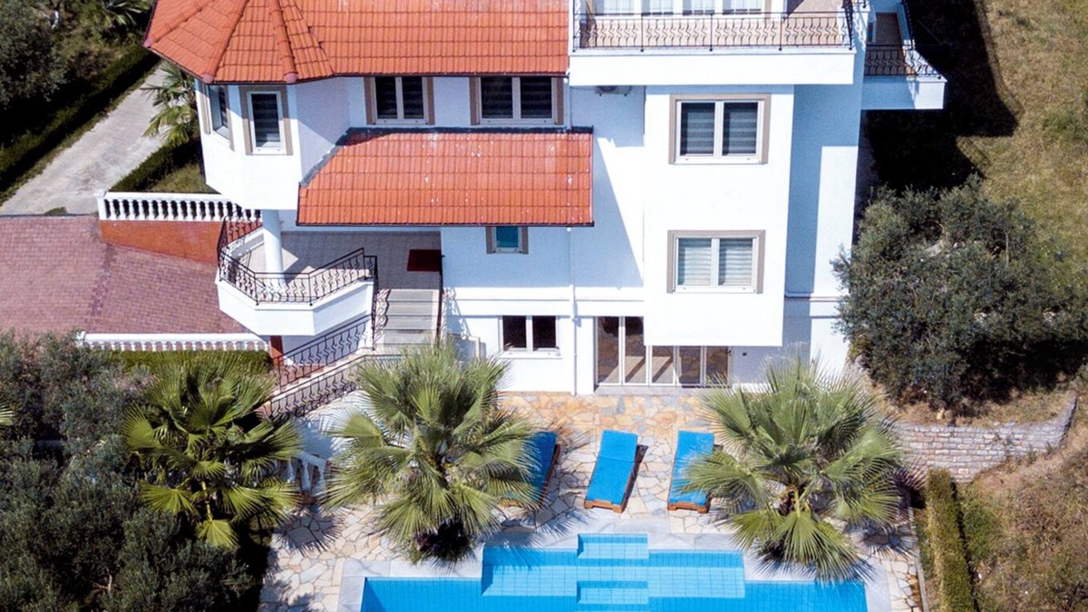 Elbasan Villa | 4-bedroom villa in welcoming Elbasan with WiFi, AC ,free car park.