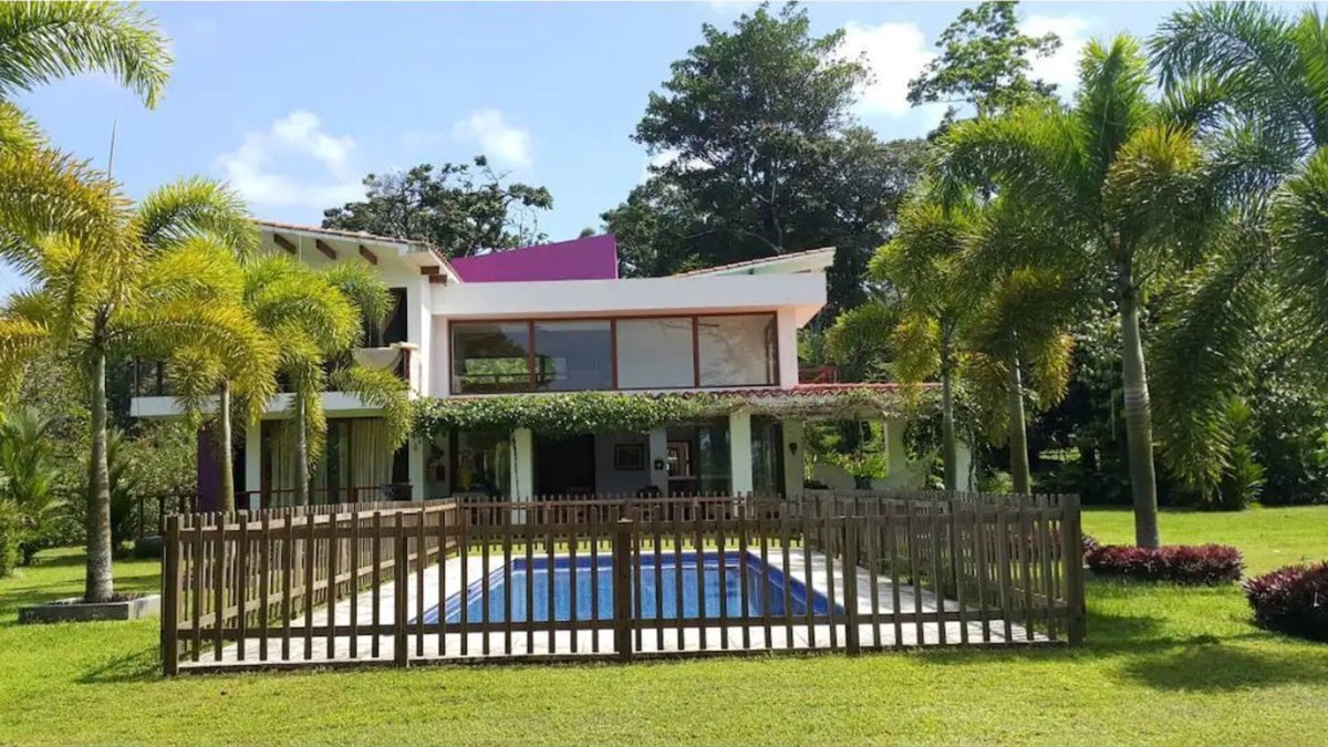 Big Creek Villa | 4 Bedroom Villa 200 mts from the beach with pool