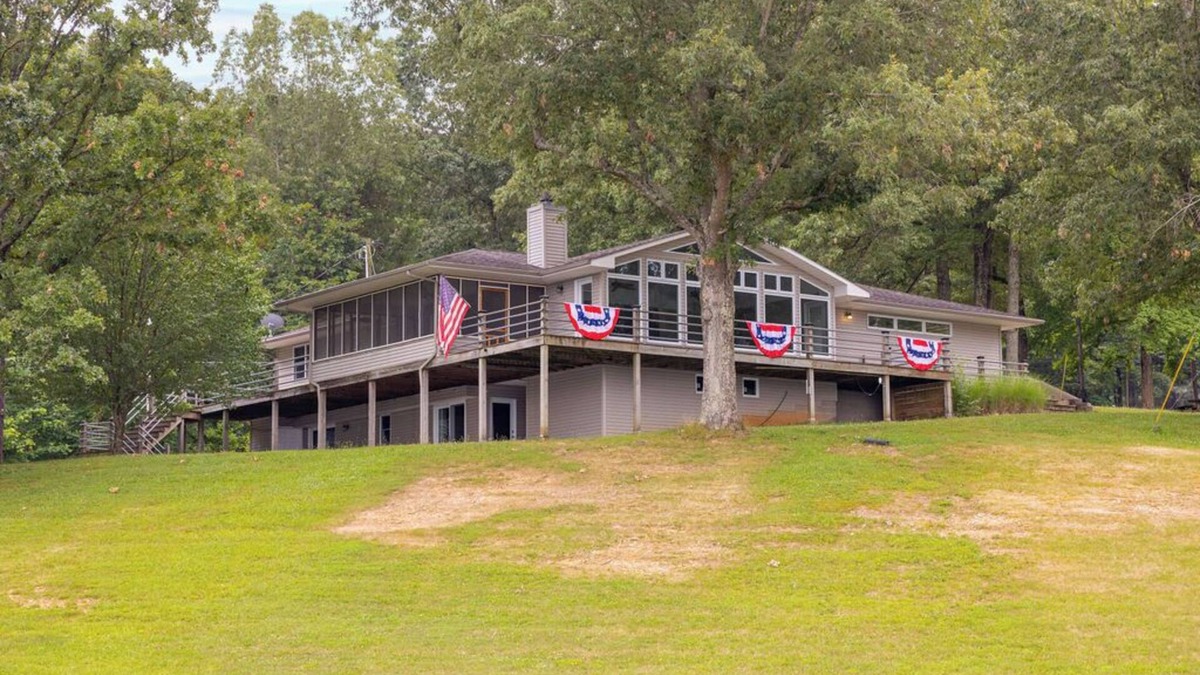 Eddyville House | 4-bedroom Waterfront Home on Lake Barkley at Eddy Creek Marina Resort.