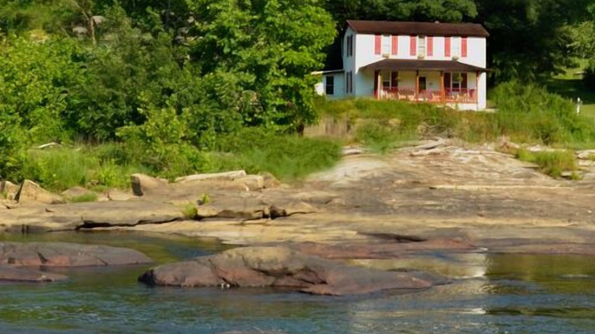 Moatsville House | 4 bedroom Waterfront Mountain River Home in Arden, West Virginia. Sleeps 10.