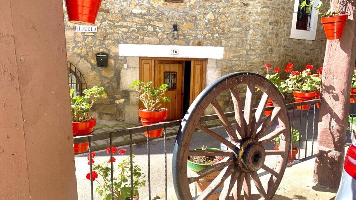 Lezana de Mena Cottage | 4 bedrooms, 2 bathrooms, 80m2 terrace with views, office and children playroom