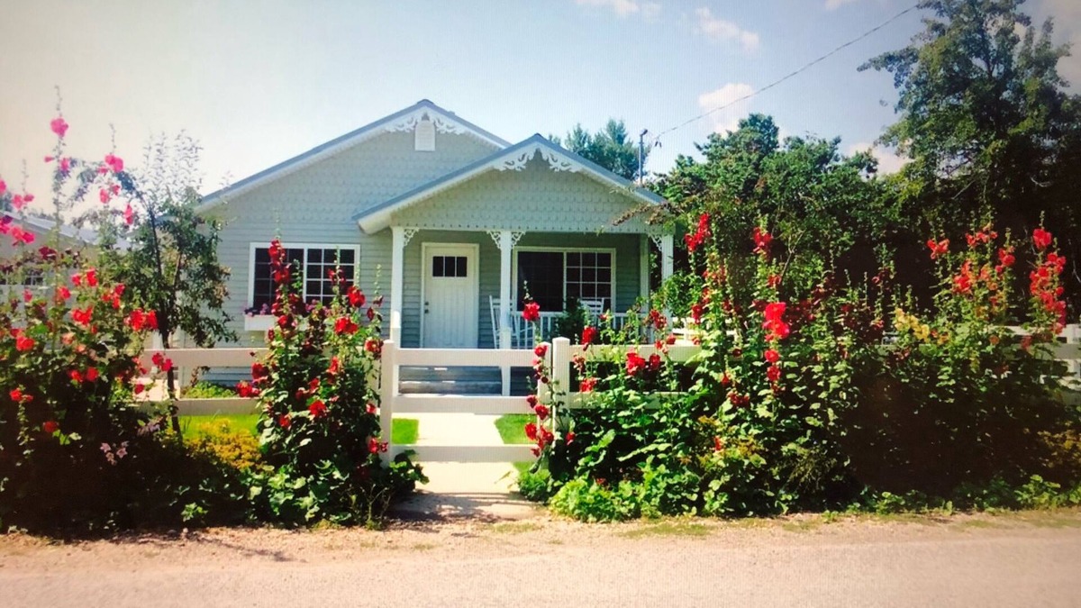 Fish Haven House | 4 bedrooms, 2 bathrooms with mountain views, cozy cottage in the countryside