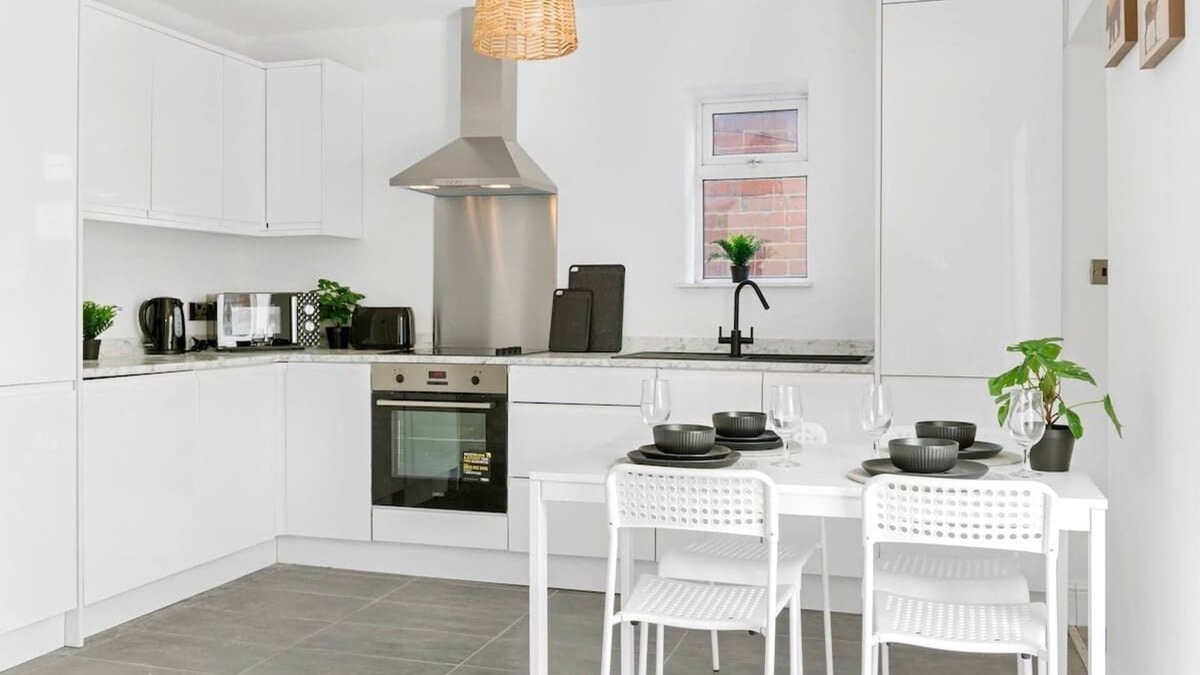 Alfreton House | 4 Bedrooms - 3 Bathrooms House