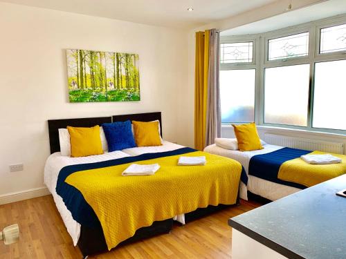 Cranbrook Apartment | 4 Bedrooms, 3 Baths, Full Kitchen and Lounge, Garden, Free Parking