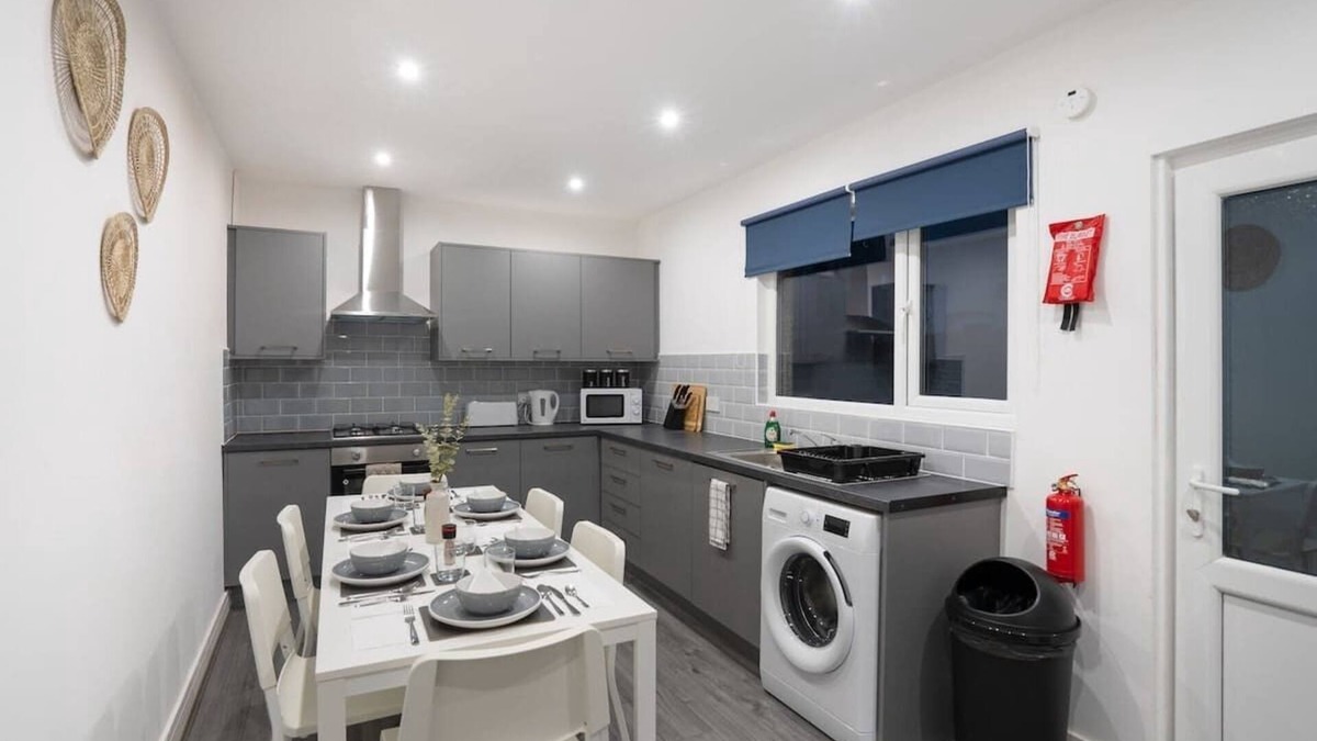 Barrow-in-Furness House | 4 Bedrooms-4 Bathrooms House