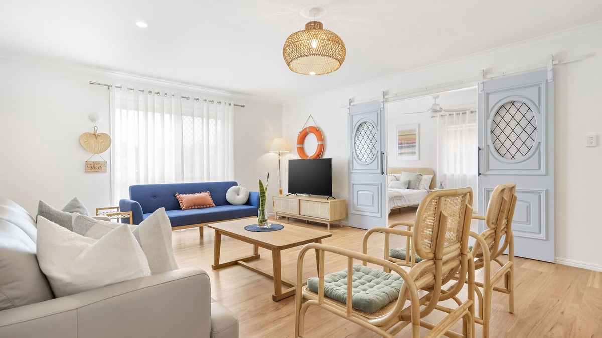 Pialba House | 4 Bedrooms Beach House at Hervey Bay - 5 stars