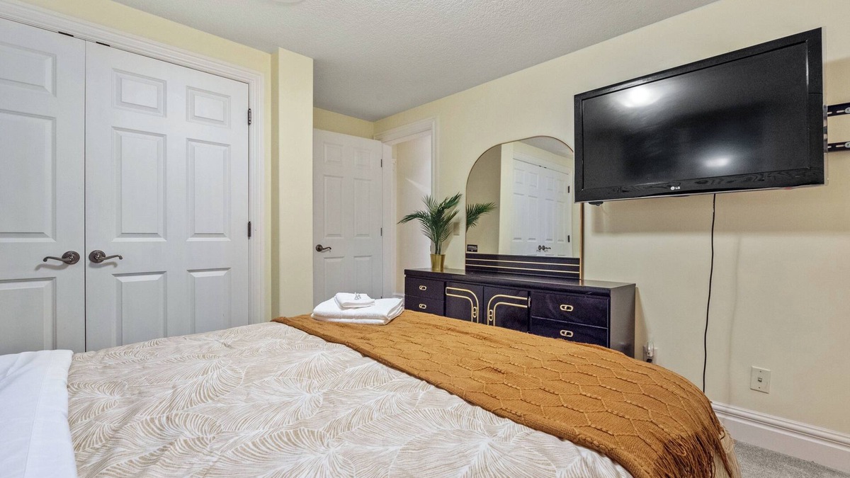 Southwest Calgary House | 4 BEDROOMS/COLD KITCHEN/FULL WALK OUT ACCESS TO FISH-CREEK PARK/SLEEPS 14 PEOPLE