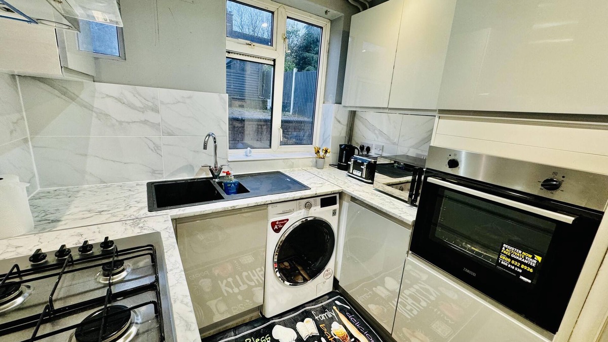 Iverley House | 4 Bedrooms Full House Stourbridge Birmingham