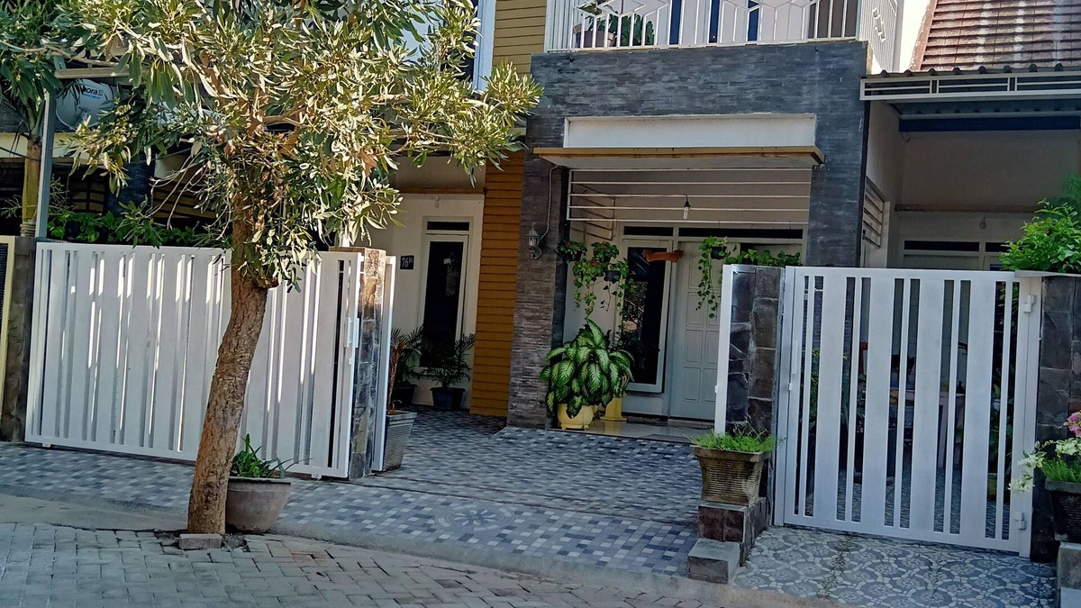 Ponorogo House | 4 Bedrooms Guest House