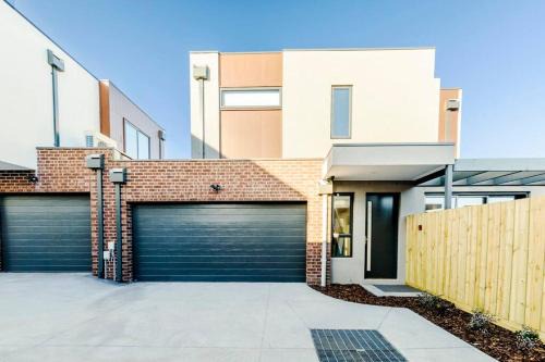 Clayton Apartment | 4 Bedrooms Lovely House in Clayton Central
