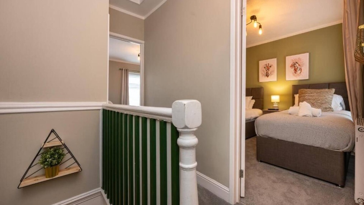 Abercynon House | 4 Bedrooms Sizeable for Contractors/Families