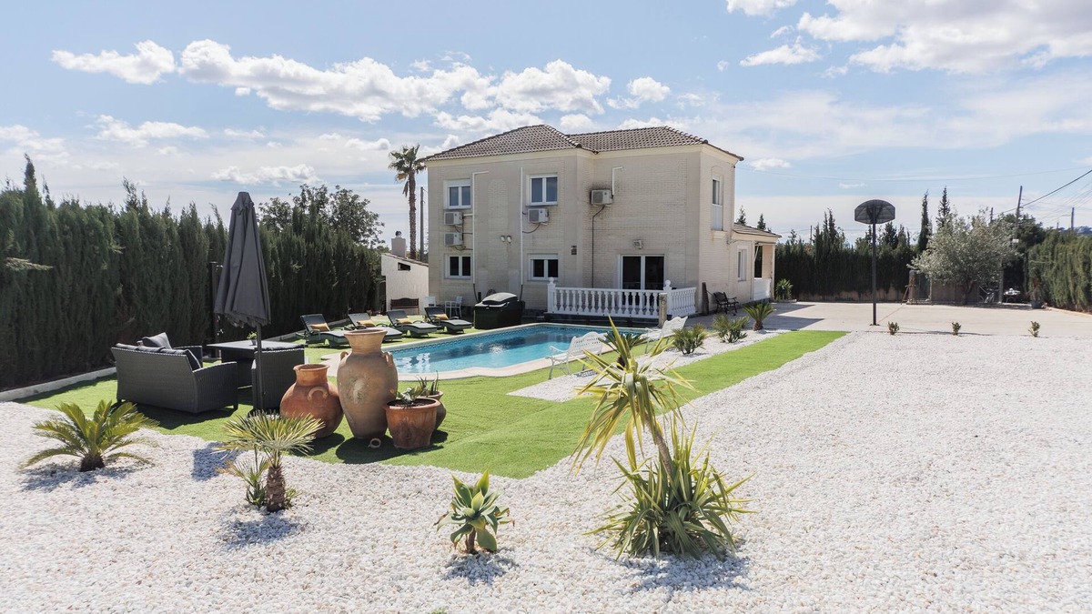 Lliria Ski Chalet | 4-bedrooms villa in Liria, 25 min to Valencia