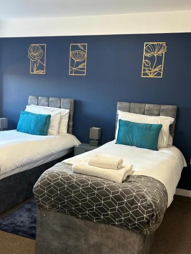 Basingstoke Apartment | 4 Beds 2 Bath Lift Refurbished Monthly Discounts