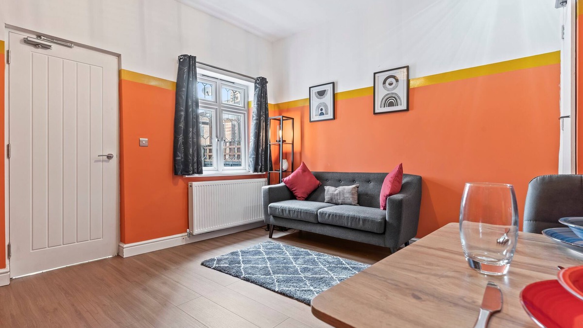 Newcastle-Under-Lyme House | 4 Beds|2 Bath|Town Centre|75Mbps