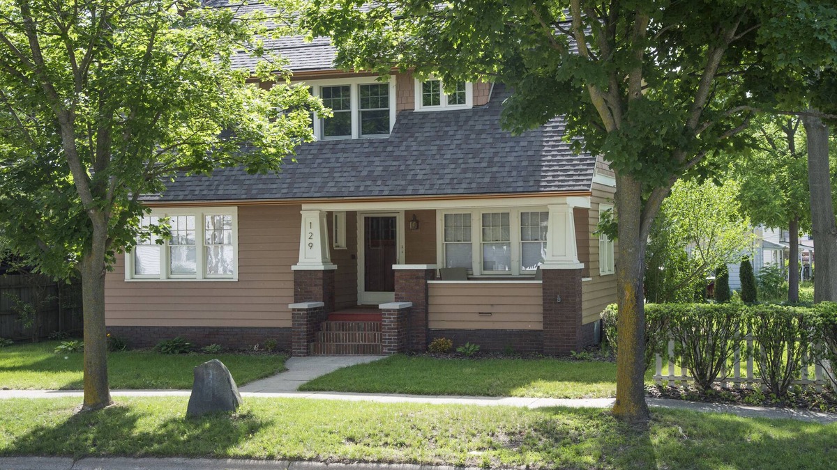 Flushing House | 4 Beds, 4 bathrooms! 1 block to town shops, bars, bowling, canoeing, and parks!