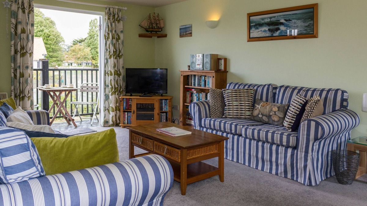 Thorpeness Apartment | 4 Bell Lodge, - sleeps 7 guests in 3 bedrooms