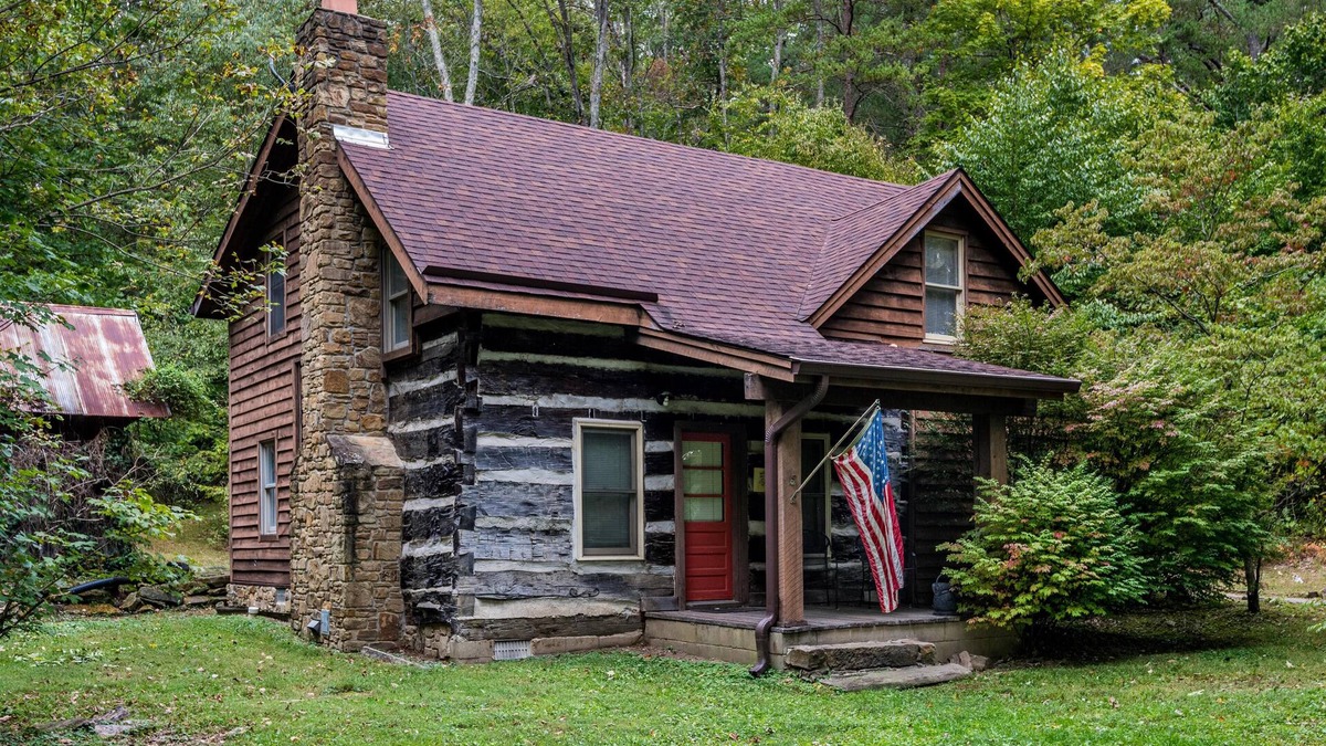 Gnaw Bone Cabin | 4 BR, 2 BA Log Cabin, charming mix of old and new, close to village of Story