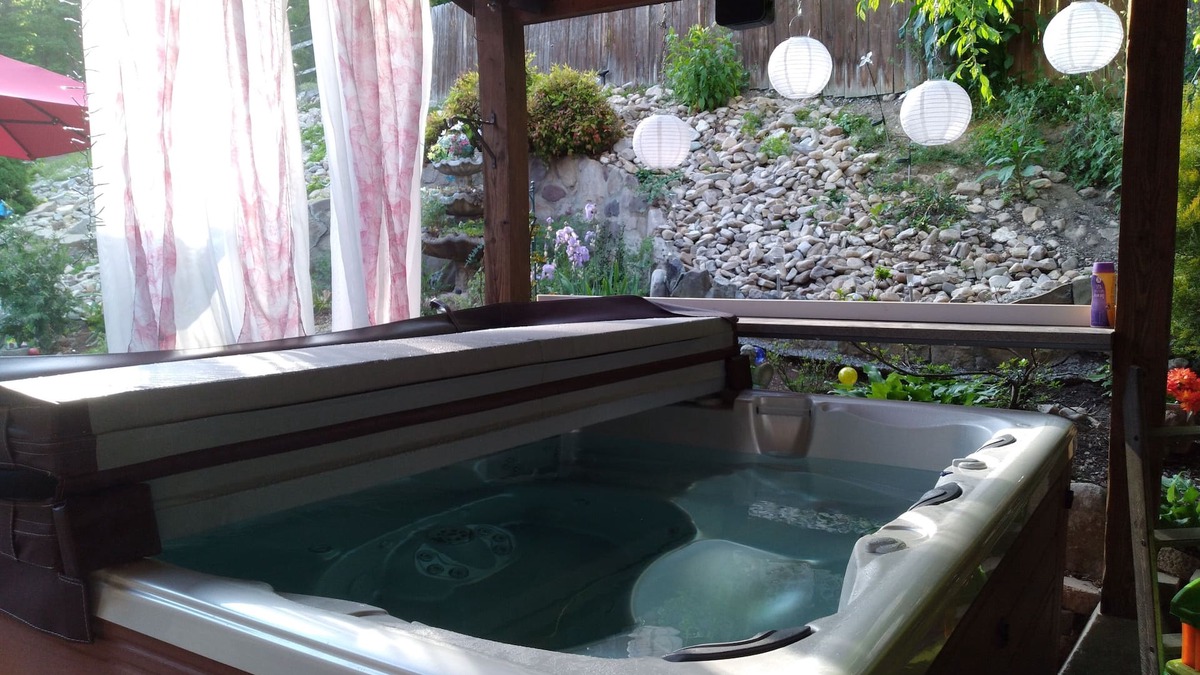 Pembroke House | 4 br/2full bath. One of two properties within 1m of each other for large groups