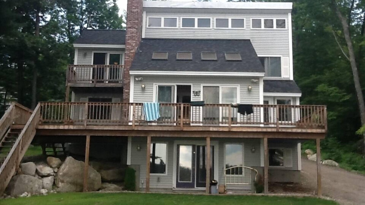 Gray House | 4 BR/3 Bath Lakefront Sleeps 12