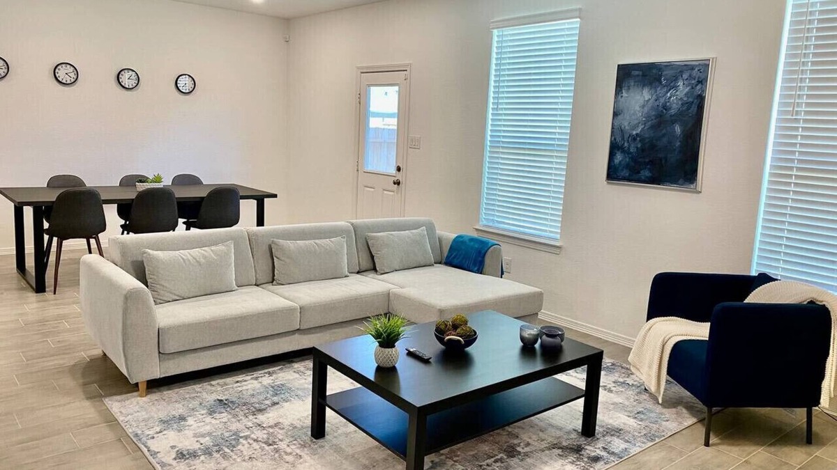 Katy House | 4 BR Cheerful Home Long Term Stay Equipped in Katy