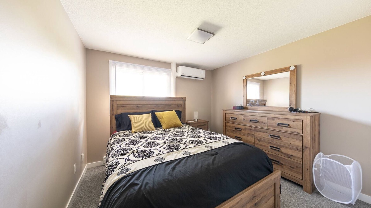 Windsor House | 4 BR Executive Town home, Indoor Pool, close to shopping, restaurants, and parks