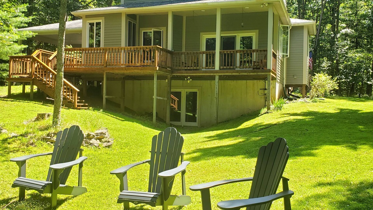 North Glade Hills House | 4 BR, Lake Access on 2 acres, private setting, Dogs Welcome!