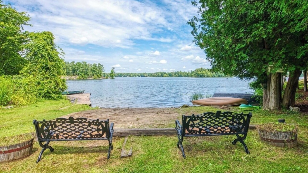 Frontenac House | 4-BR Luxurious Lake-house.