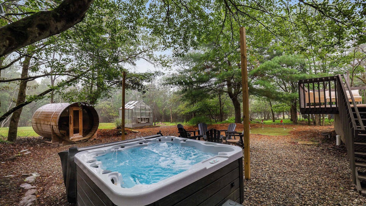 Tunkhannock Township House | 4 Br Mtn Cabin! Sauna~Hot Tub~Fire Pit~Putt Putt
