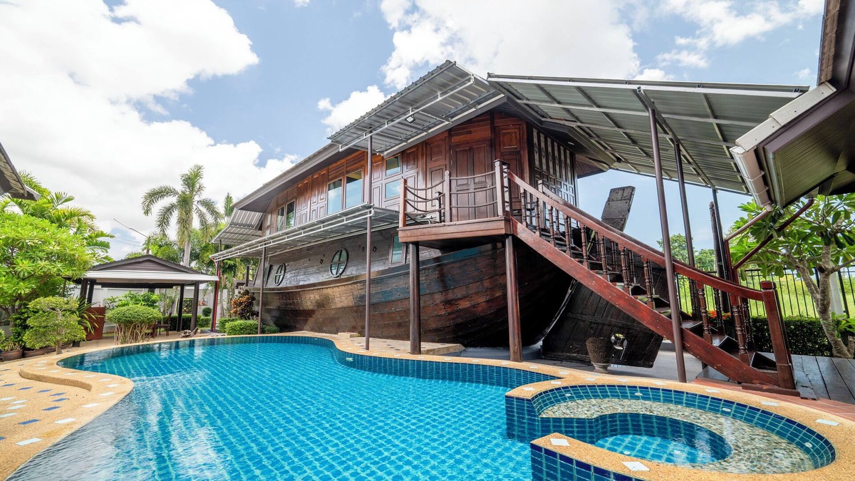 North Pattaya Villa | 4 BR Royal Boat Pool Villa – Pattaya's Hidden Haven