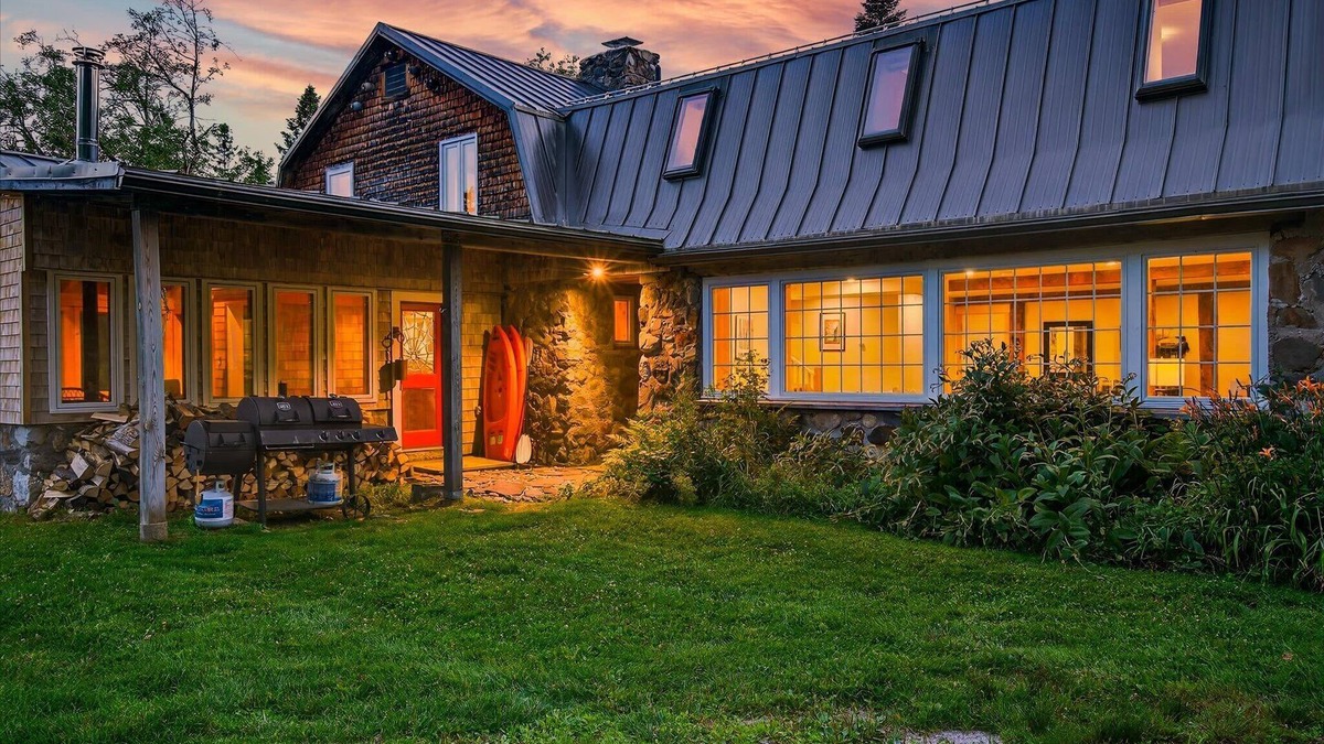 Lyndon Center House | 4 Br Sleeps 8 - Kayaks - Fire Pit - Dog Friendly