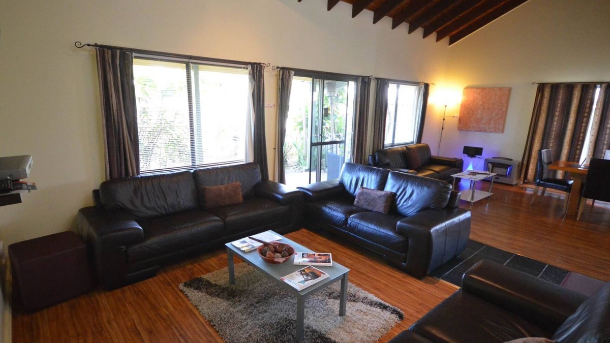 Burnt Pine House | 4-BR Spa Villa, Heated Spa Pool, Sauna, Foxtel, Rental Car