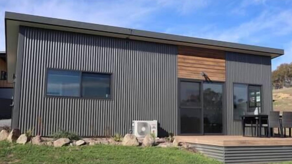 East Jindabyne House | #4 Brand new modern Eco cabin with fantastic views