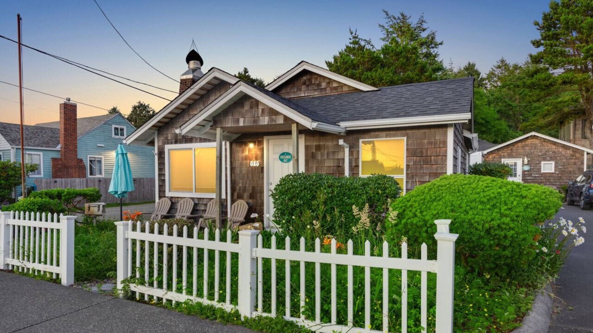 Downtown Cannon Beach House | 4 Buccaneer Bay: Charming Bungalow | Walk to Beach | Dog-Friendly