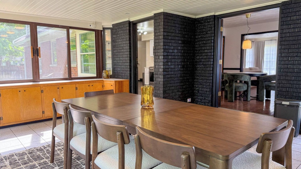 Lawrence House | 4 Bunks 3 Kings 1 Queen: Premium Spacious Home -Pinball-15m DT