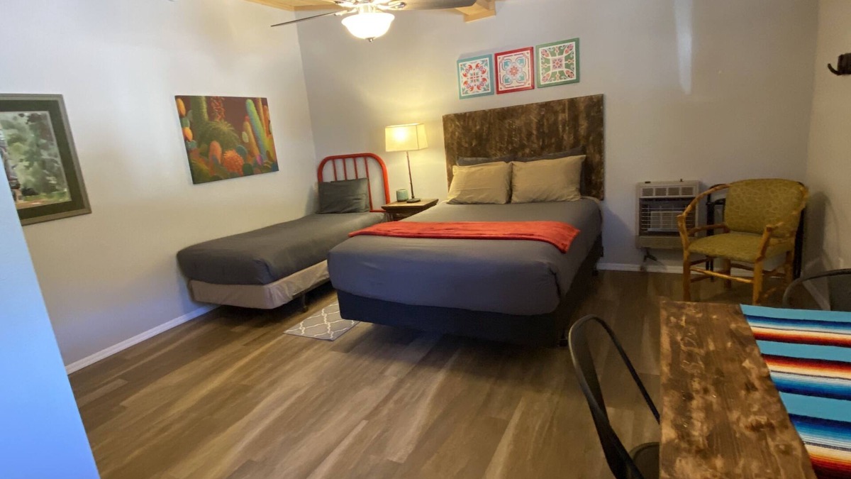 Glenwood House | #4 Casita Lobo Magico at the Catwalk, 1 BdRm ADA w Kitchen