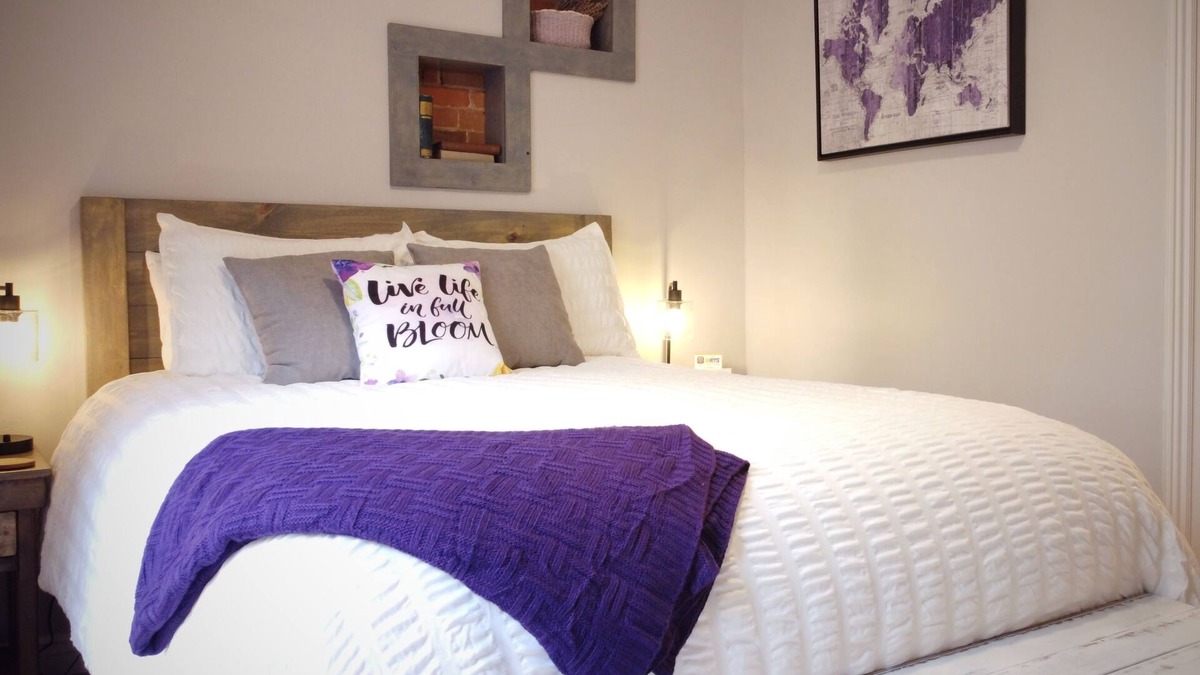 Snowflake Hotel | #4 Charming Room in Historic House, Violet Villa