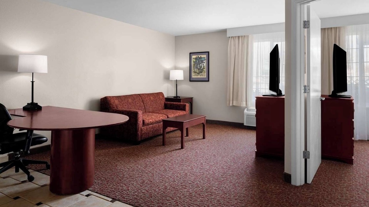Hillsboro House | 4 Comfortable Suites w/Fireplace & Separate Living Space – Near Intel Campus