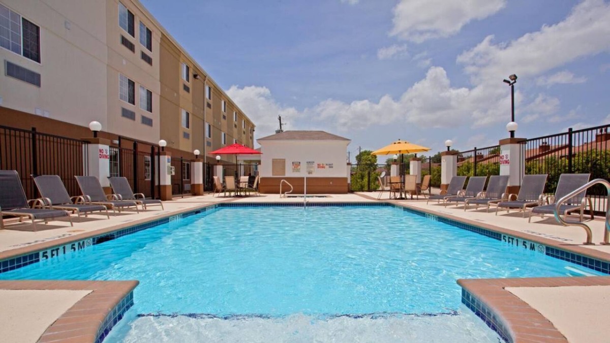 Westchase House | 4 Comfy Units, Kitchen, Near Attractions, Pool