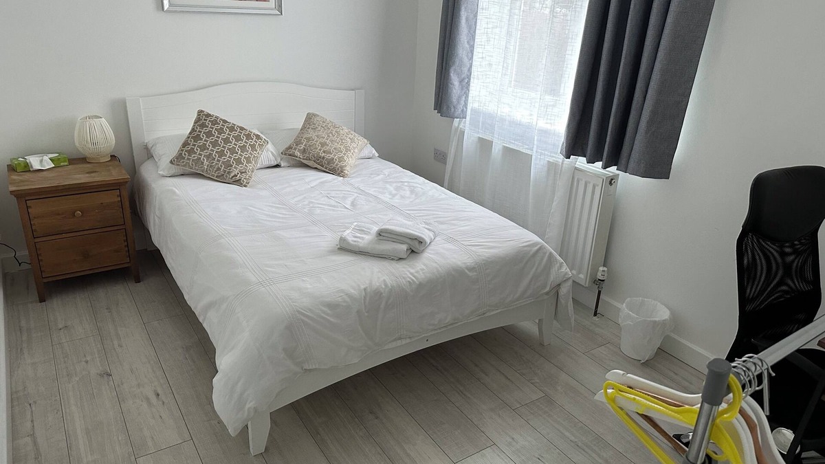Headington House | 4 double bedroom modern house, close to shops , hospitals, Brooks , Headington