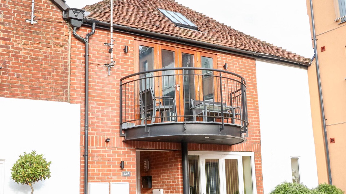 Salisbury Cottage | 4 HOLT COURT, family friendly, character holiday cottage in Salisbury