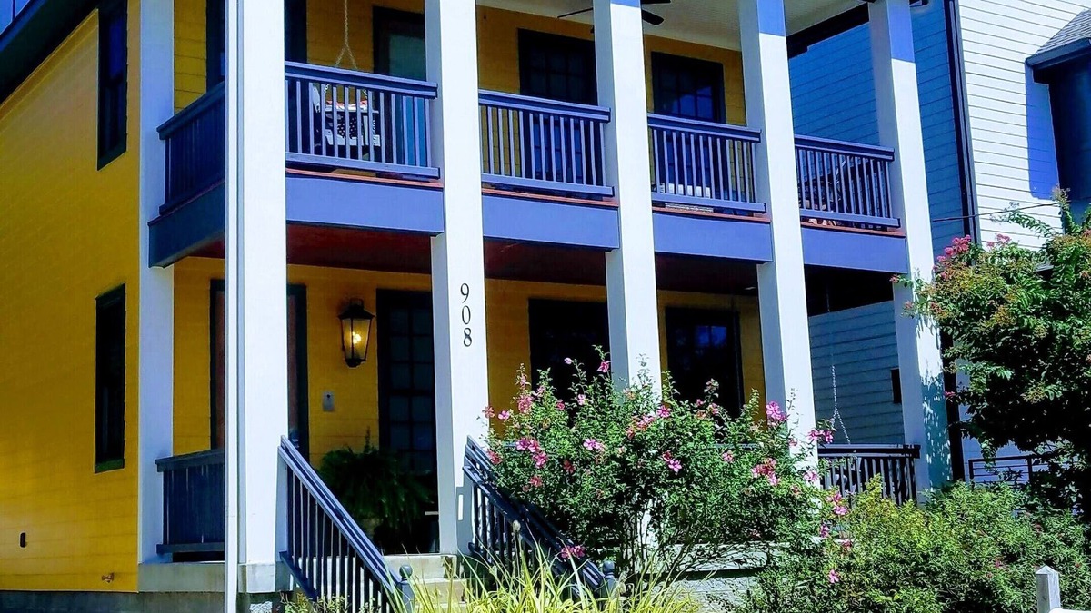 Hope Gardens House | 4 KING Master Bedrooms! 2 Covered Porches +Rooftop Terrace! 5 Mins to Downtown!