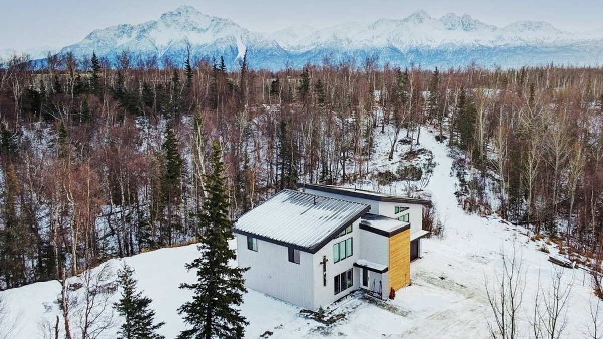 Gateway House | 4 Master Suites in the Heart of Alaska.Abby's Place.