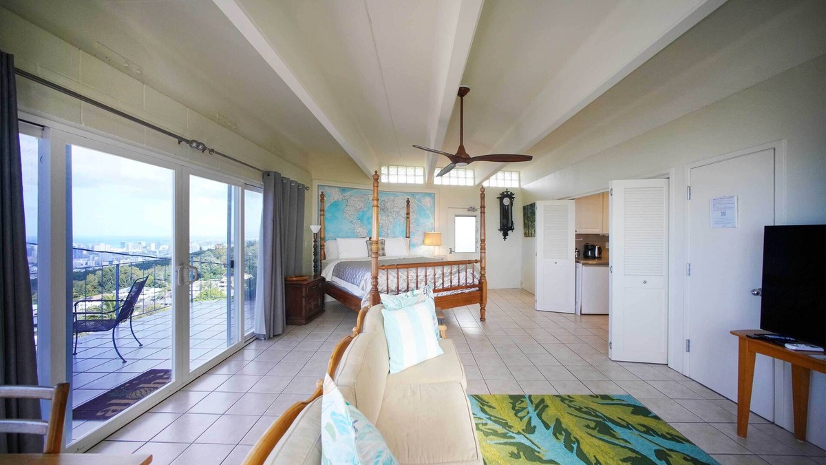 Diamond Head - Kapahulu - St. Louis Apartment | 4 Mi to Beaches: Honolulu Hideaway w/Views!