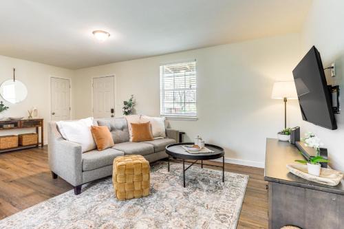 Fayetteville House | 4 Mi to Dtwn Dog-Friendly Fayetteville Home