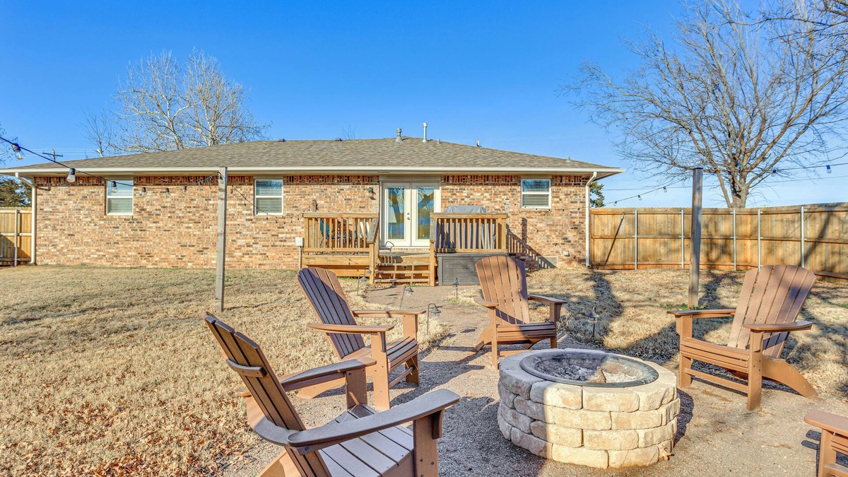 Guthrie House | 4 Mi to Dtwn Guthrie: Family Home w/Fire Pit!