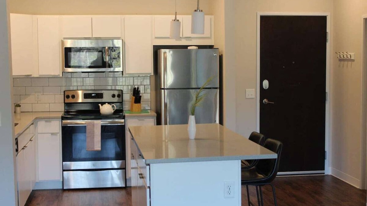 Ames Apartment | 4 Mi to Jack Trice + Hot Tub + Gym Access