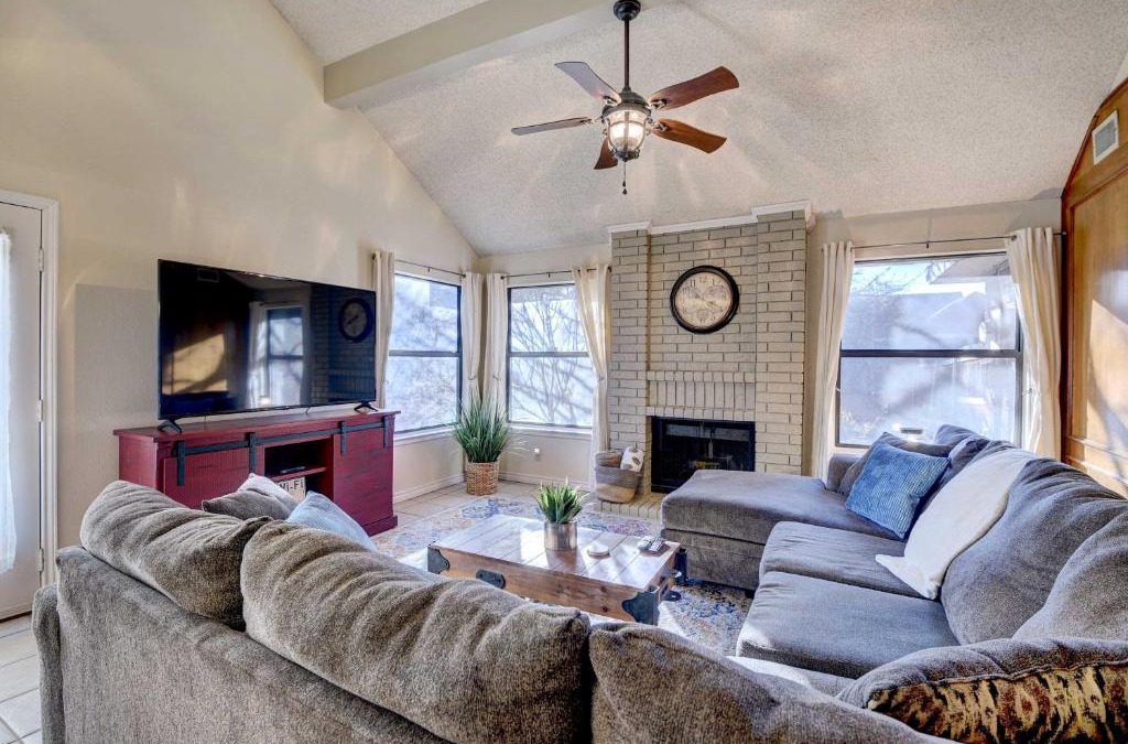 South Arlington House | 4 Mi to Joe Pool Lake Home in Grand Prairie