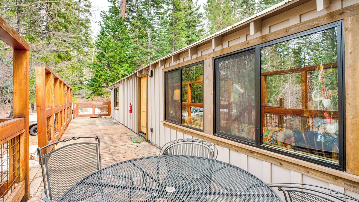 South Lake Tahoe Cabin | 4 Mi to Lake Tahoe: Cozy Cabin w/Deck!