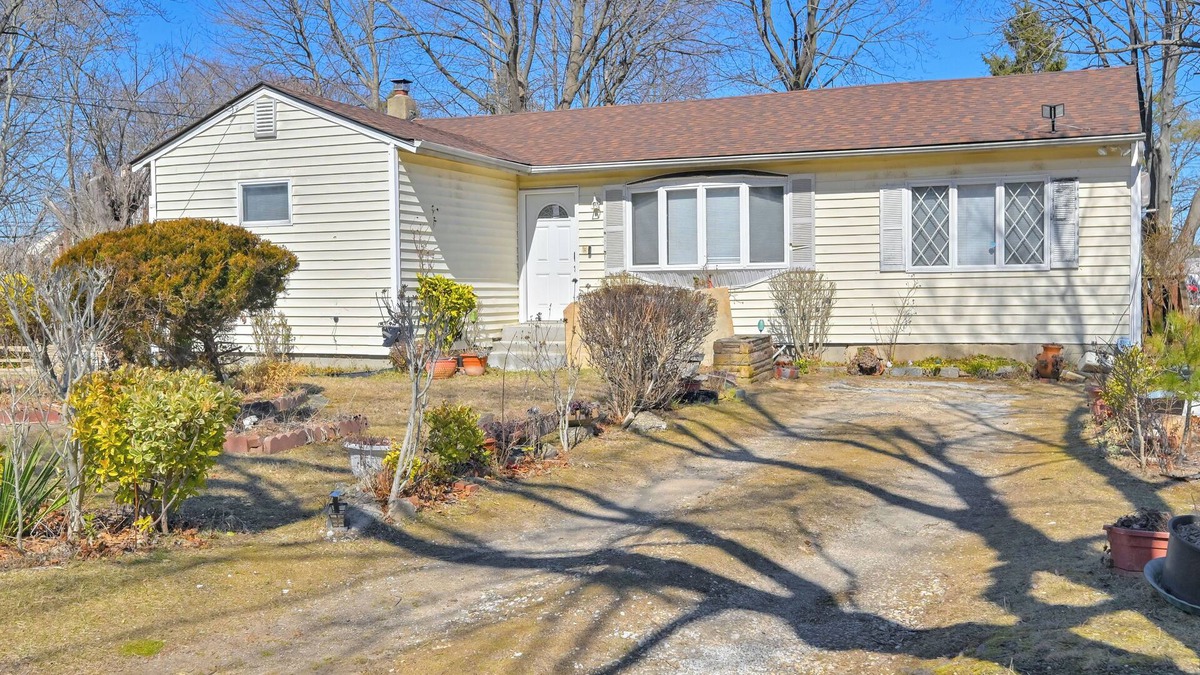 West Babylon House | 4 Mi to LIRR Station: 'Nice Home' in West Babylon!