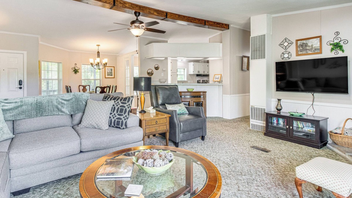 Elizabeth House | 4 Mi to Norfork Lake: Country Stay w/Farm Views!